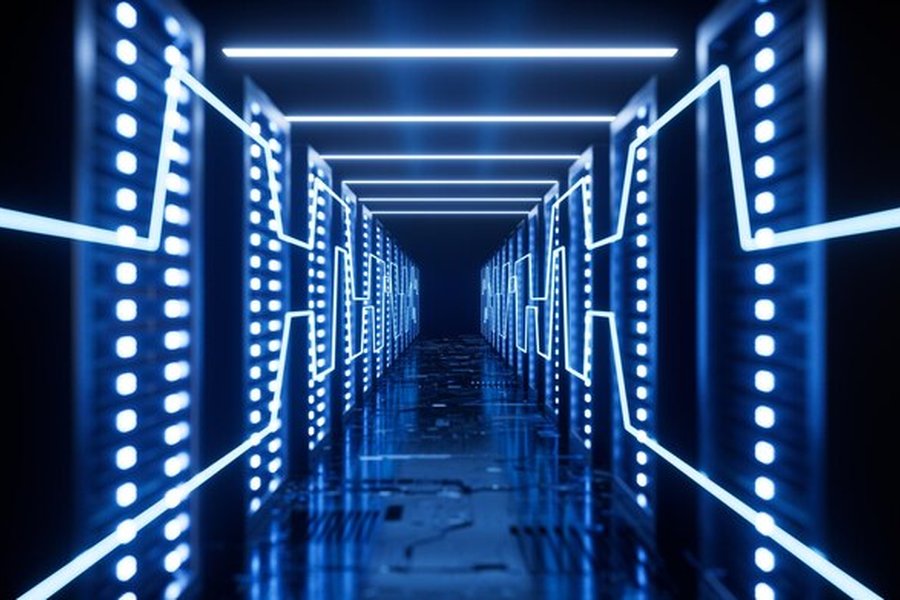 Un couloir de serveurs futuristes baigné d'une lumière néon bleue, pilier technologique de la crypto blockchain industry.