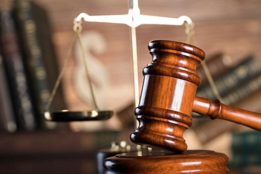 Un marteau de juge et une balance de justice illustrant une protection juridique.