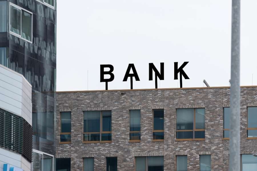 L'enseigne d'un établissement financier sur le toit d'un bâtiment moderne, évoquant les critères d'une évaluation de profil.